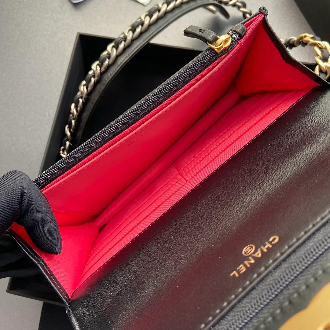 Xiaoxiang imported Italian leather Item number: 3267 💰: 900 Size: w19.5×h13.5×d3.5cm Color: black sheepskin gold hardware