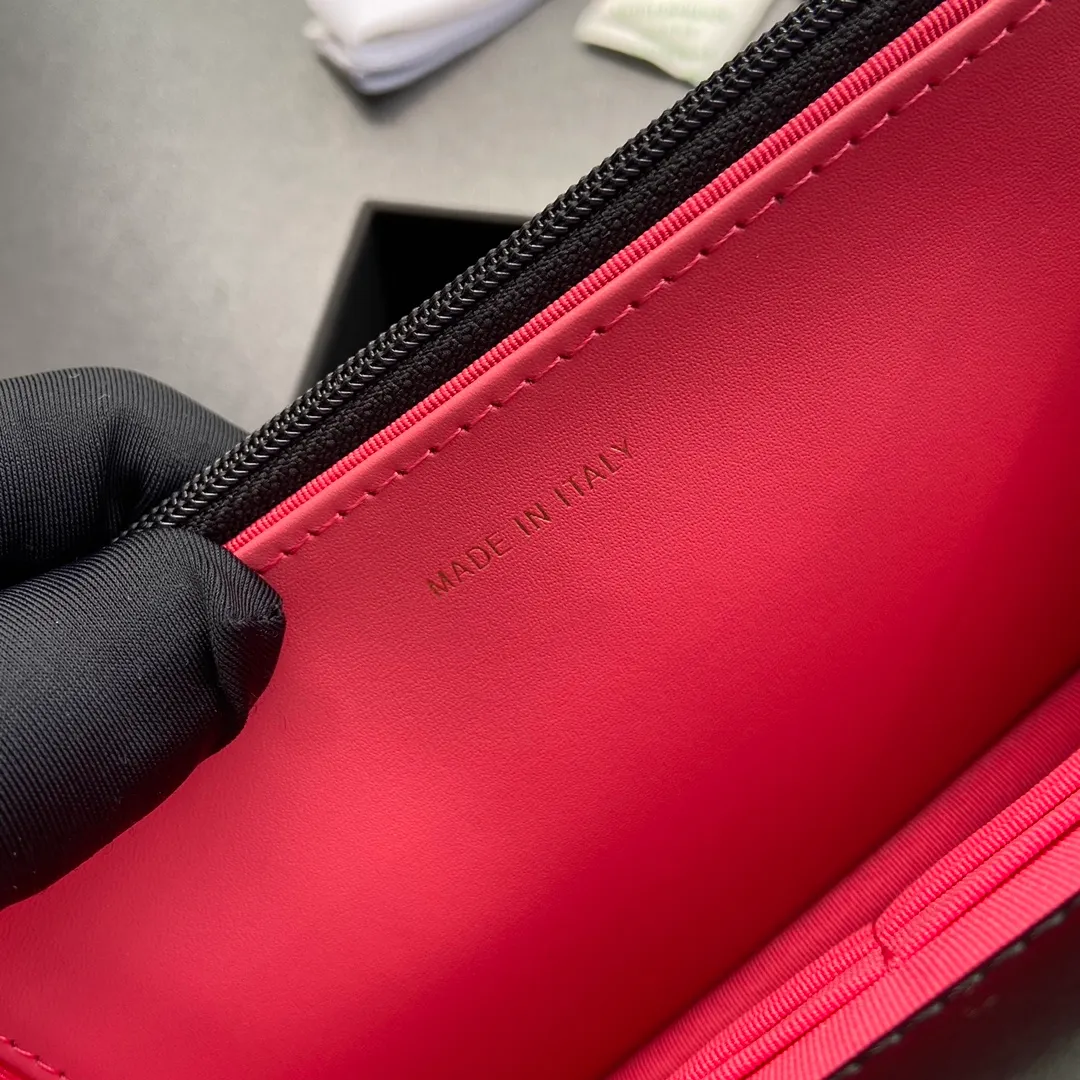 Xiaoxiang imported Italian leather Item number: 3267 💰: 900 Size: w19.5×h13.5×d3.5cm Color: black sheepskin gold hardware