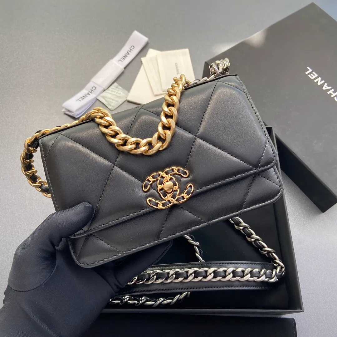 Xiaoxiang imported Italian leather Item number: 3267 💰: 900 Size: w19.5×h13.5×d3.5cm Color: black sheepskin gold hardware
