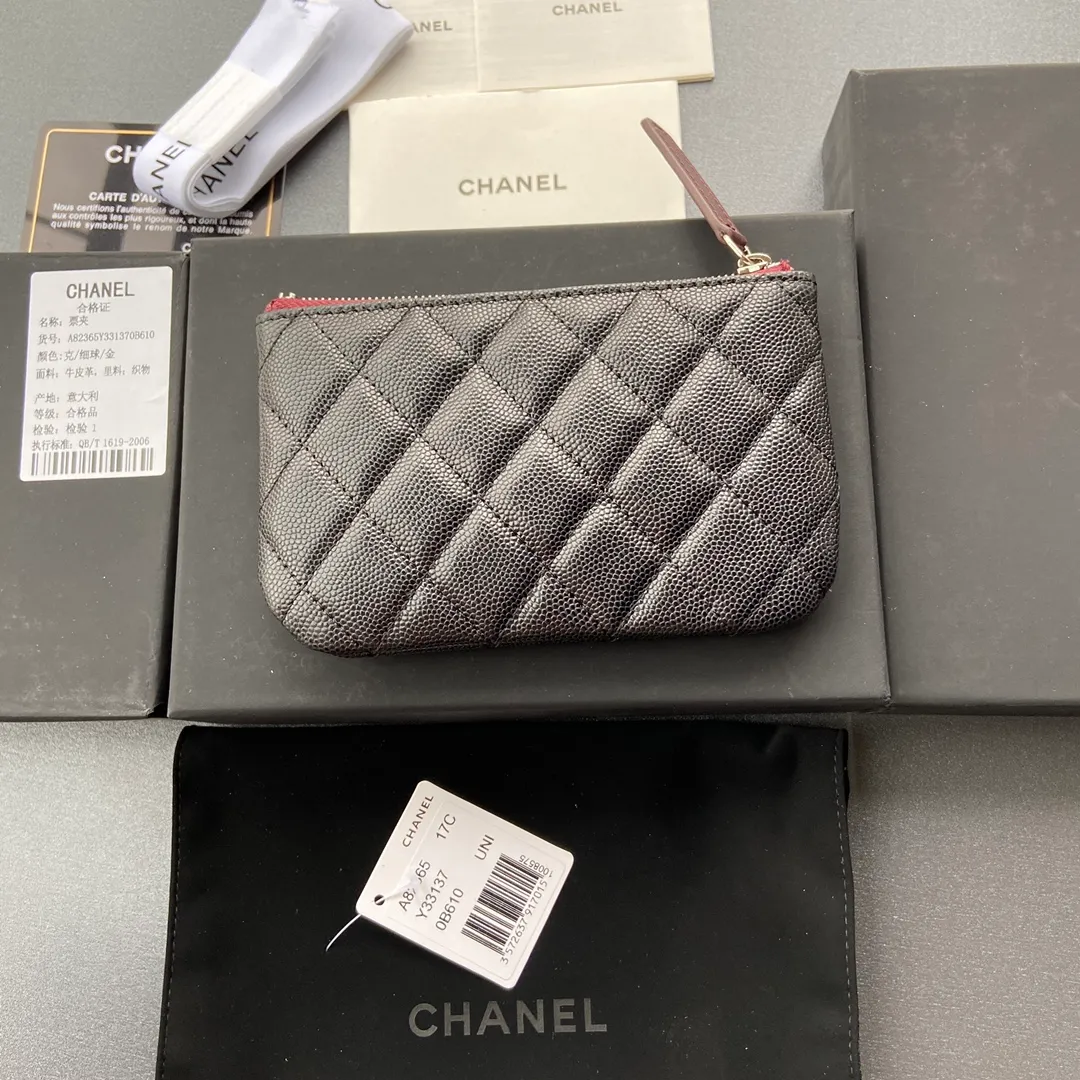 Xiaoxiang imported Italian grained calfskin Item number: A82365 Price: 250 Size: w15×8.5cm Color: Black fine grained silver steel mark