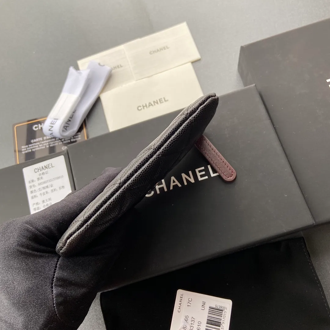Xiaoxiang imported Italian grained calfskin Item number: A82365 Price: 250 Size: w15×8.5cm Color: Black fine grained silver steel mark