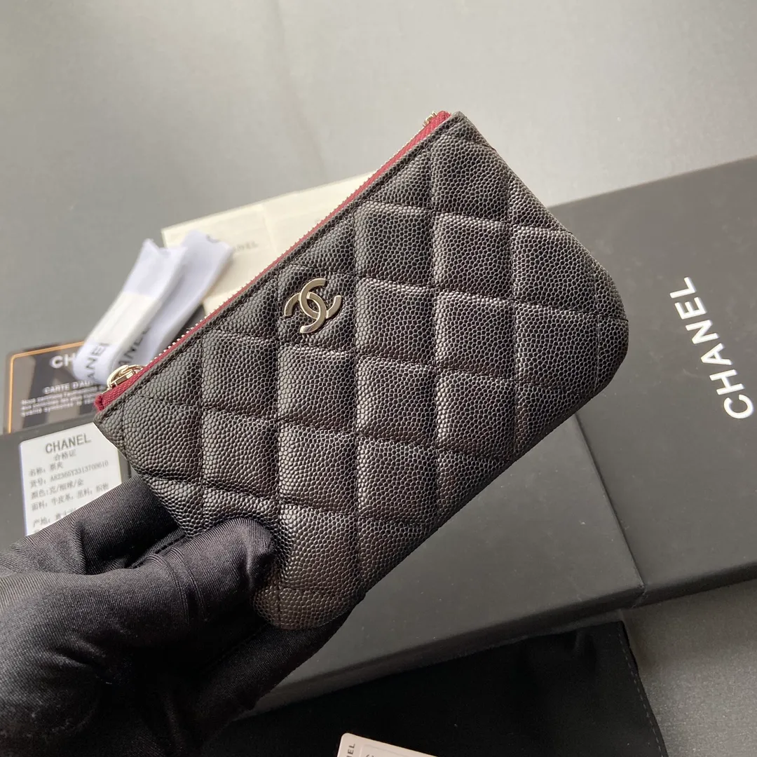 Xiaoxiang imported Italian grained calfskin Item number: A82365 Price: 250 Size: w15×8.5cm Color: Black fine grained silver steel mark