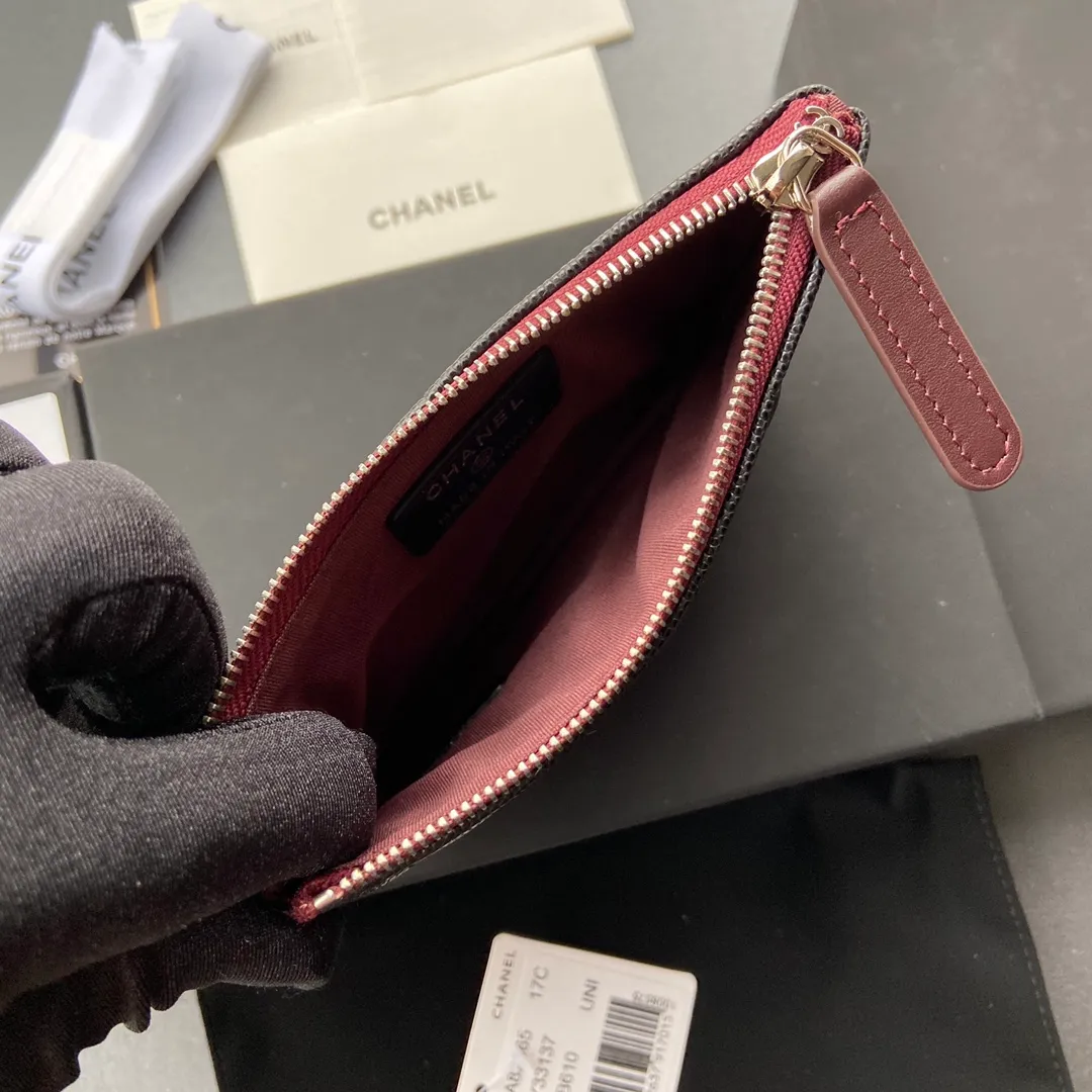Xiaoxiang imported Italian grained calfskin Item number: A82365 Price: 250 Size: w15×8.5cm Color: Black fine grained silver steel mark
