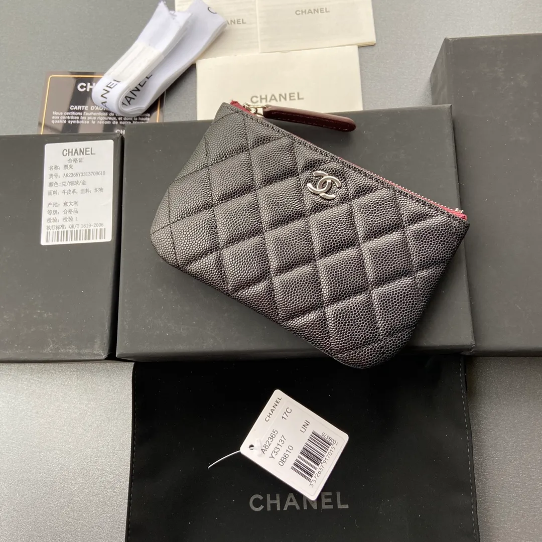 Xiaoxiang imported Italian grained calfskin Item number: A82365 Price: 250 Size: w15×8.5cm Color: Black fine grained silver steel mark