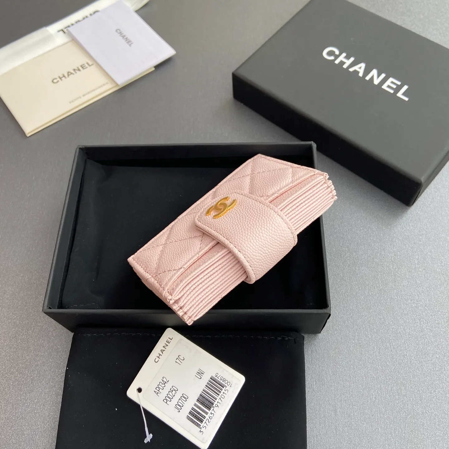 [Special grade hardware original leather] ¥400 Small fragrant organ multi-card slot card holder series with iconic metal logo Gold-toned metal hardware, exclusive Italian imported leather 6 card slots No.: 0342 Light pink fine ball pattern gold steel mark Size: w10×h6×2cm