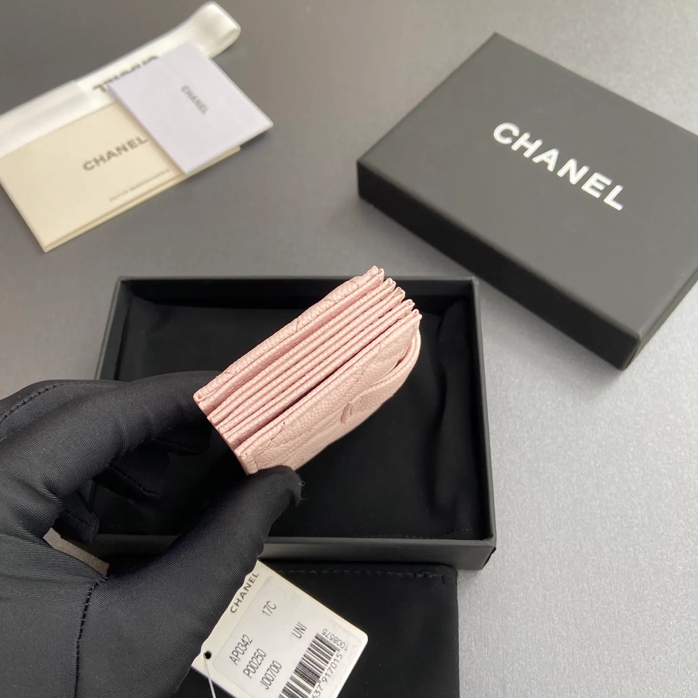 [Special grade hardware original leather] ¥400 Small fragrant organ multi-card slot card holder series with iconic metal logo Gold-toned metal hardware, exclusive Italian imported leather 6 card slots No.: 0342 Light pink fine ball pattern gold steel mark Size: w10×h6×2cm