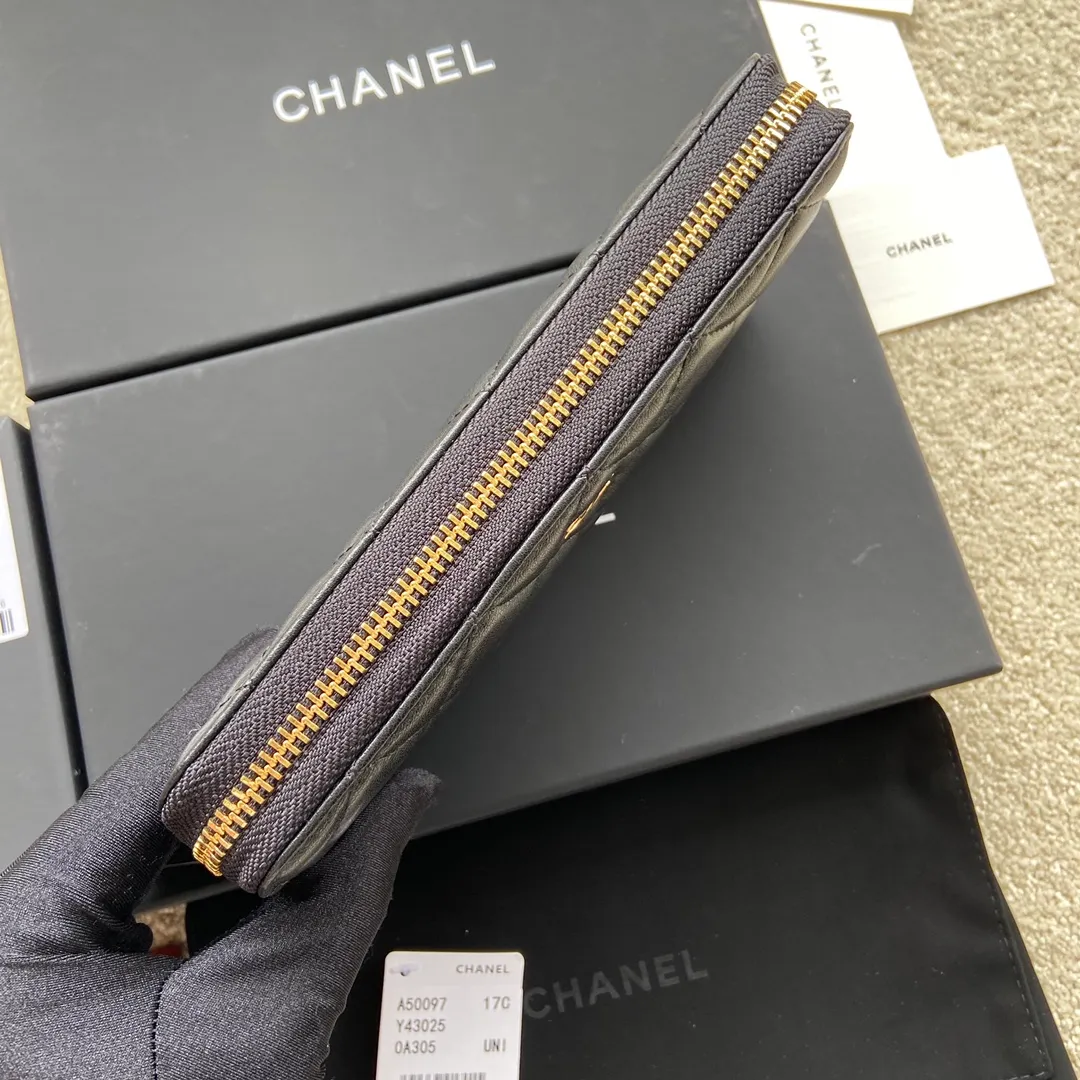 Xiaoxiang imported Italian lambskin Item number: A50097 💰: 460 Size: w19.5×h10.5×d2cm Color: black lambskin gold steel mark