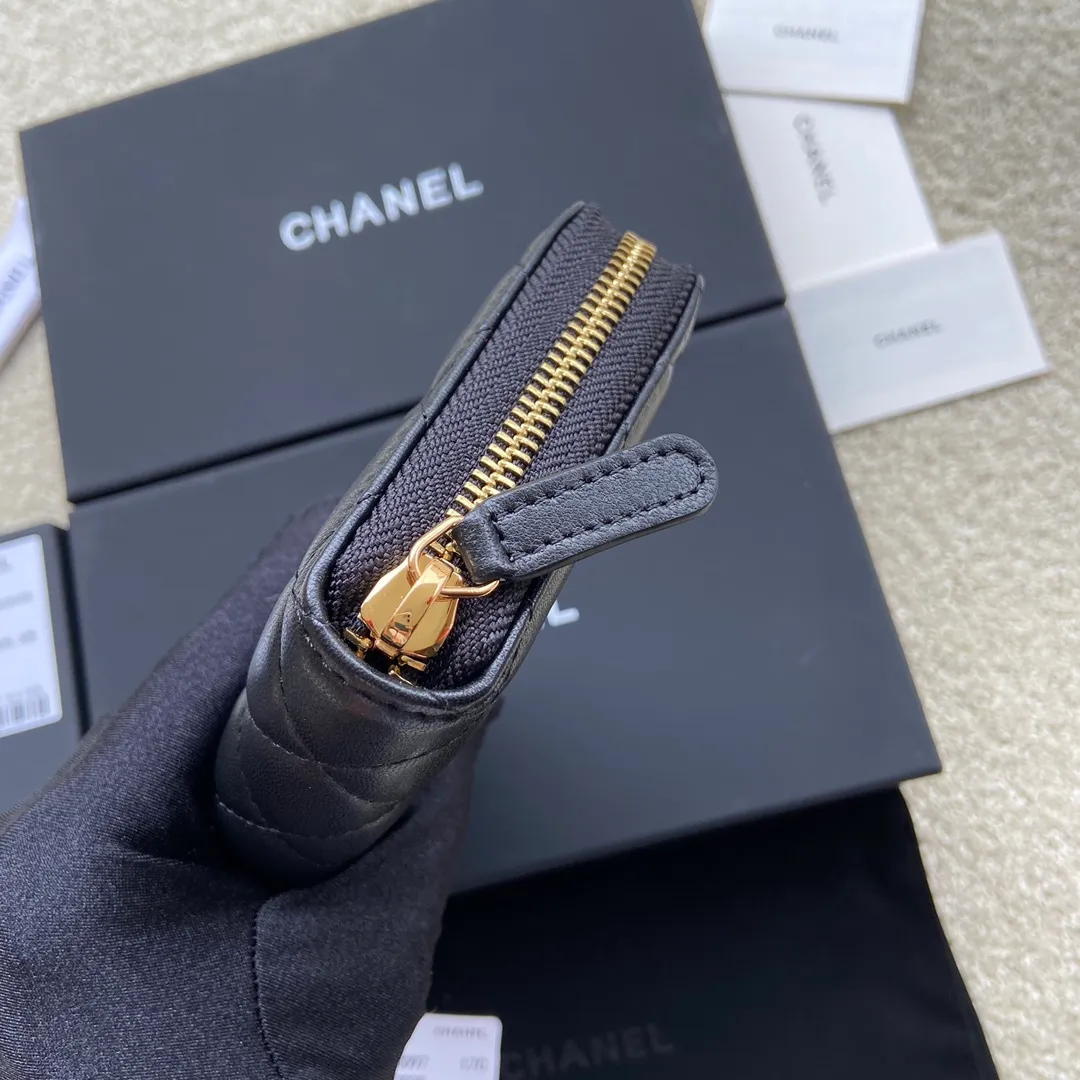 Xiaoxiang imported Italian lambskin Item number: A50097 💰: 460 Size: w19.5×h10.5×d2cm Color: black lambskin gold steel mark
