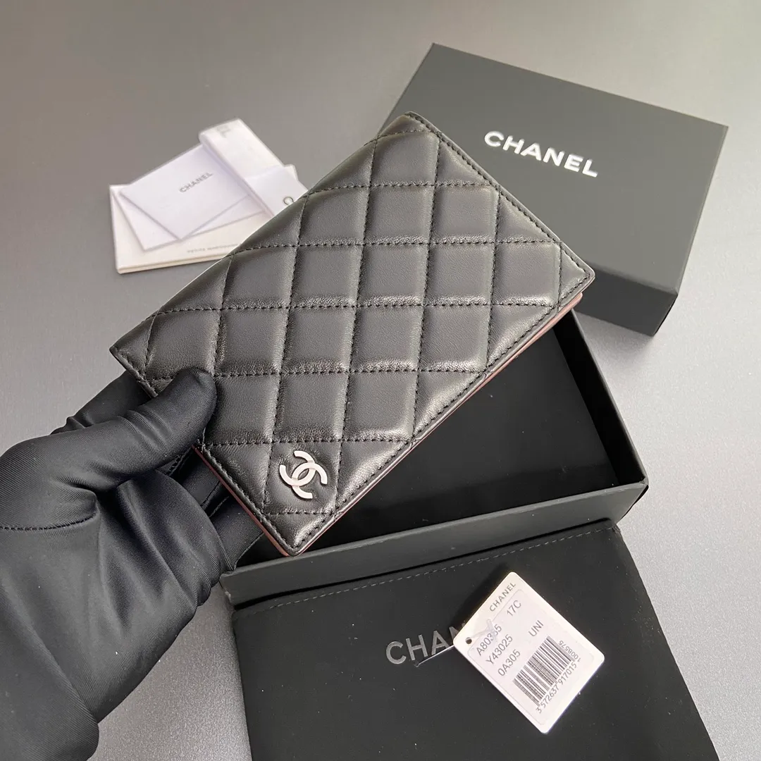[Special grade hardware original leather] ¥280 Xiaoxiang Passport Holder Series Quilted card holder with iconic metal logo Silver tone metal hardware, special Italian imported leather 4 card slots, 1 passport holder Number: 80385 Size: w10×h15×d2cm