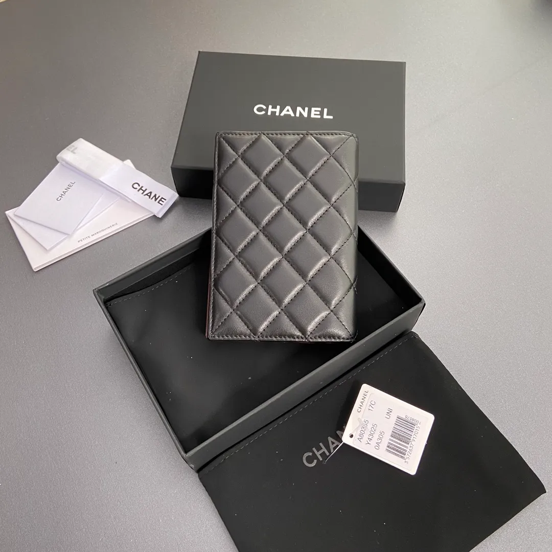 [Special grade hardware original leather] ¥280 Xiaoxiang Passport Holder Series Quilted card holder with iconic metal logo Silver tone metal hardware, special Italian imported leather 4 card slots, 1 passport holder Number: 80385 Size: w10×h15×d2cm