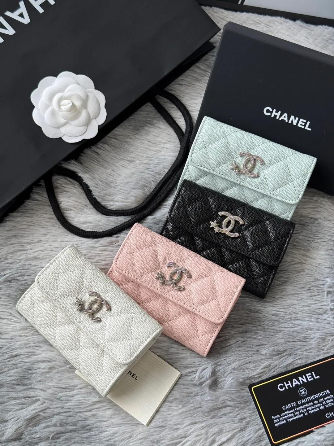 2025 autumn new products on the shelves Xiaoxiang folding card holder 4812 four colors combination picture