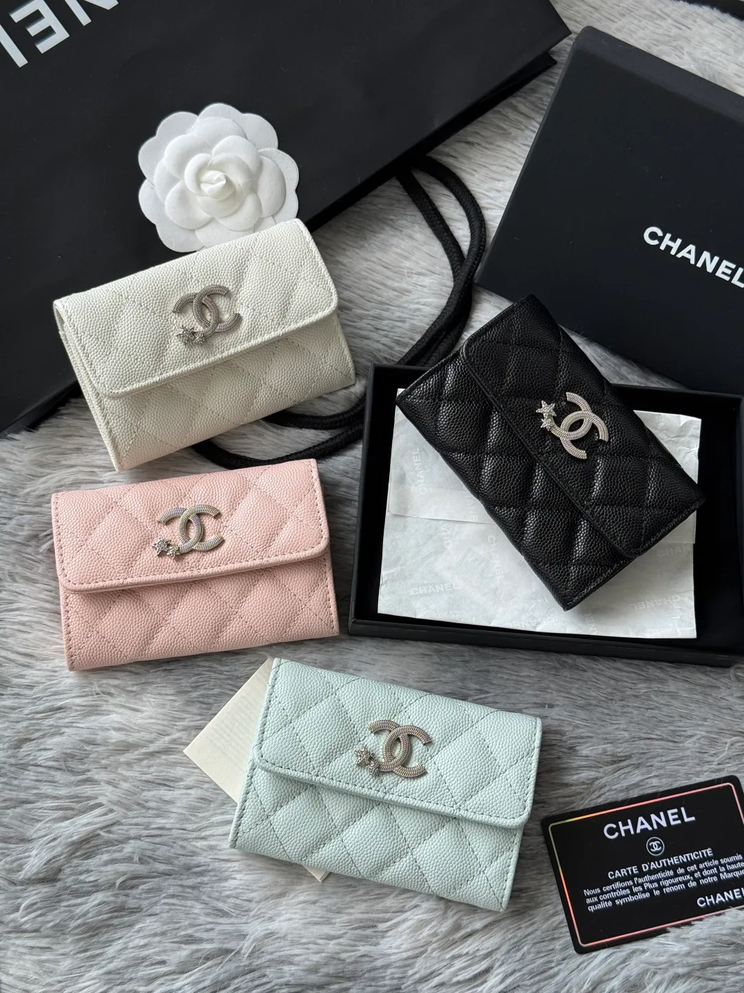 2025 autumn new products on the shelves Xiaoxiang folding card holder 4812 four colors combination picture