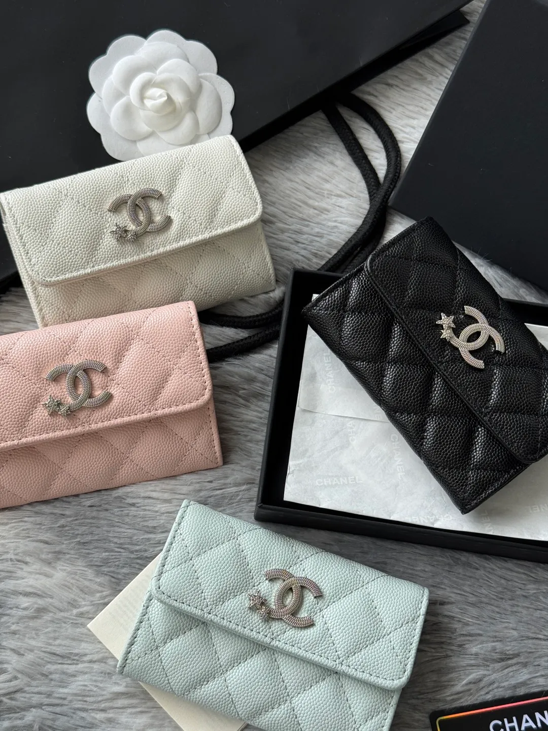 2025 autumn new products on the shelves Xiaoxiang folding card holder 4812 four colors combination picture