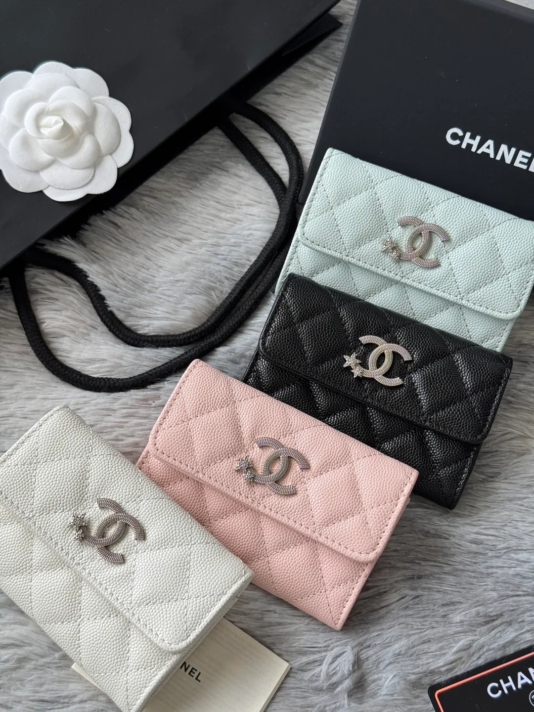 2025 autumn new products on the shelves Xiaoxiang folding card holder 4812 four colors combination picture
