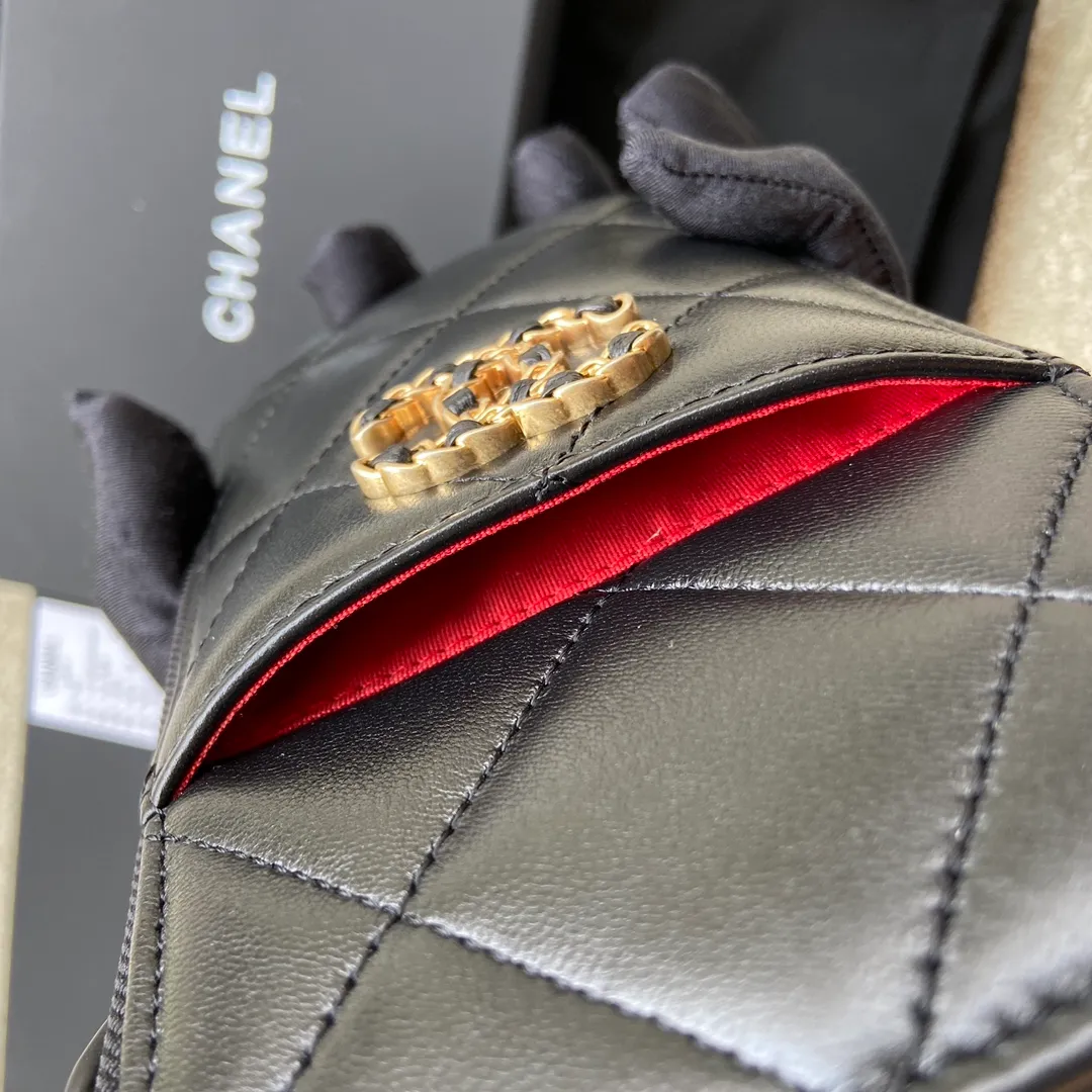 Xiaoxiang imported Italian lambskin Item number: AP2364 Price: 440 Size: w19×h10×3cm Color: black lambskin gold hardware