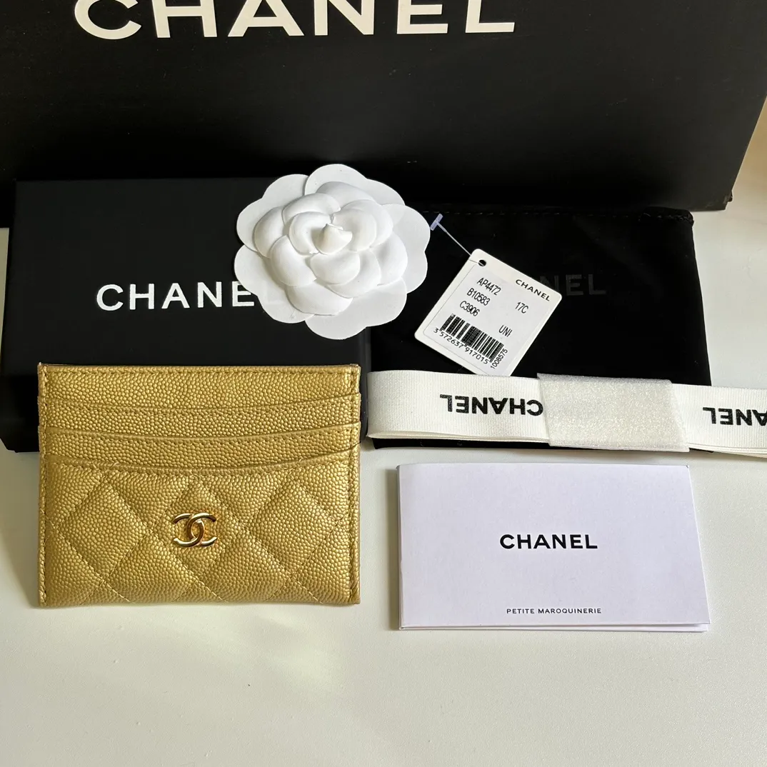 💰240 new product CH@NEL card holder has arrived💦This card holder adds a few more card slots based on the old model, making it more practical. It has original quality and beautiful details. Model No. AP8944, size 11*8*1cm.