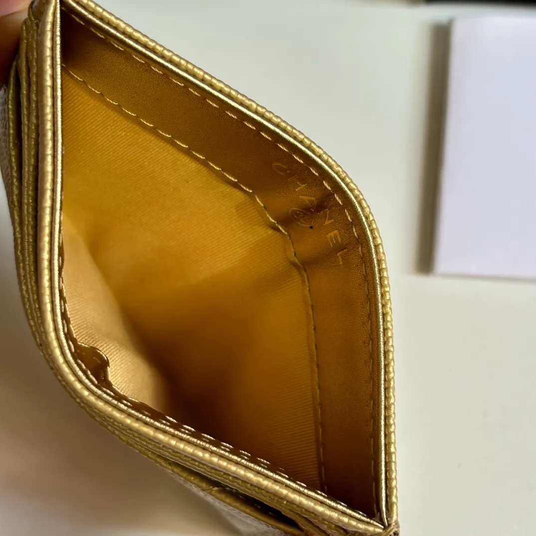 💰240 new product CH@NEL card holder has arrived💦This card holder adds a few more card slots based on the old model, making it more practical. It has original quality and beautiful details. Model No. AP8944, size 11*8*1cm.