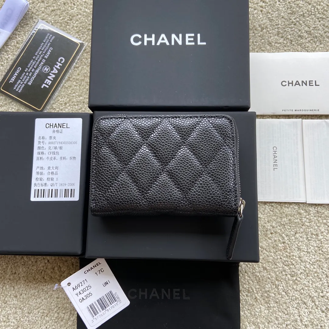 Xiaoxiang imported Italian grained calfskin Item number: A69271 💰: 240 (no pocket on the back) Size: W11×H7.5×2cm Color: black ball grain leather with silver steel mark Usage: small zipper bag