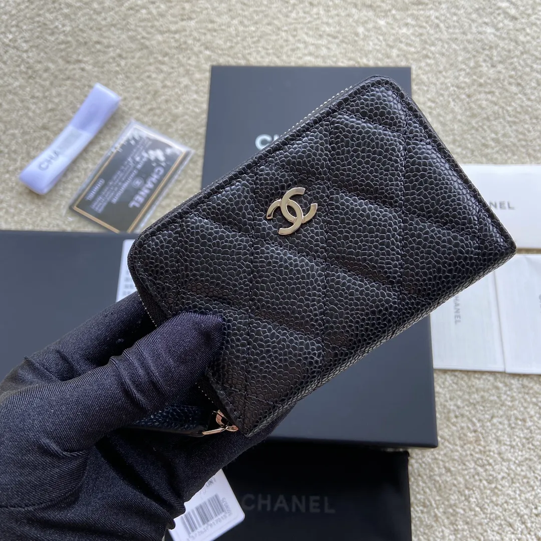 Xiaoxiang imported Italian grained calfskin Item number: A69271 💰: 240 (no pocket on the back) Size: W11×H7.5×2cm Color: black ball grain leather with silver steel mark Usage: small zipper bag