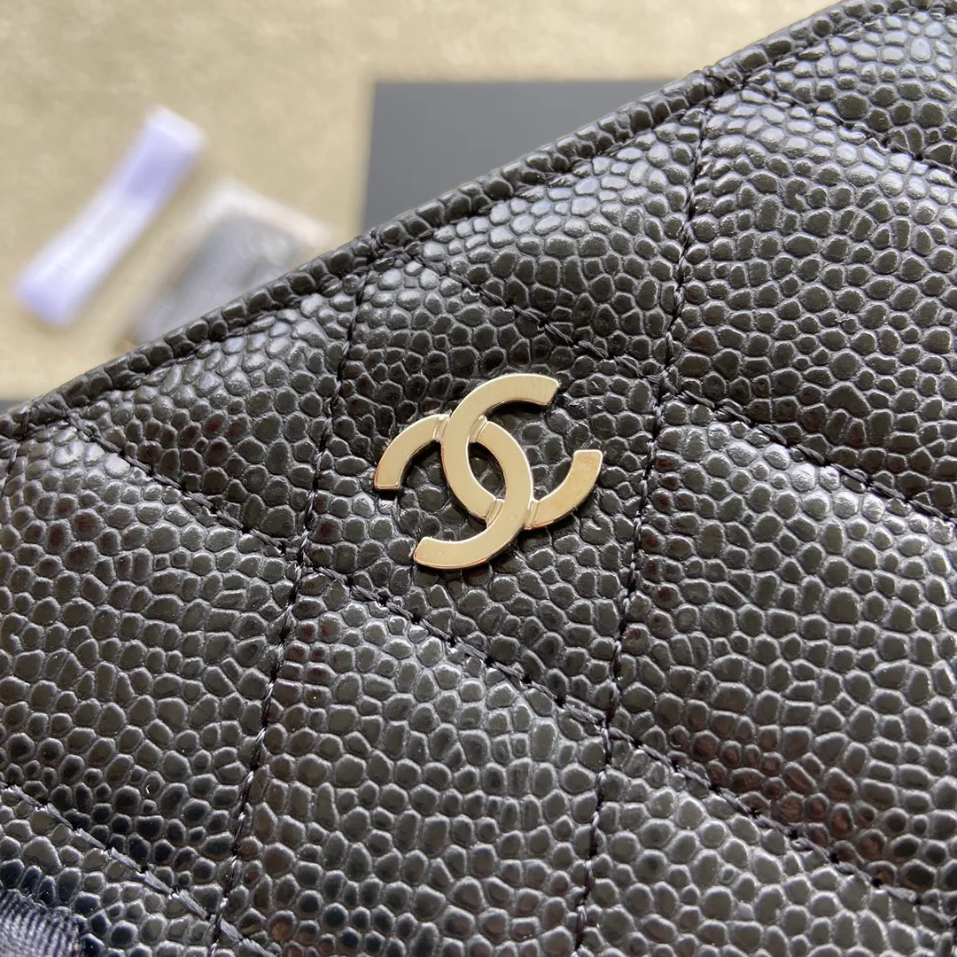 Xiaoxiang imported Italian grained calfskin Item number: A69271 💰: 240 (no pocket on the back) Size: W11×H7.5×2cm Color: black ball grain leather with silver steel mark Usage: small zipper bag