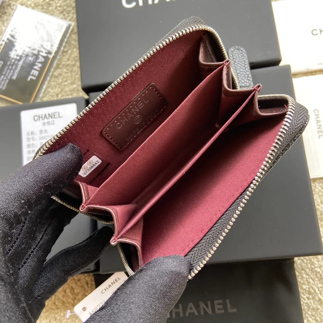 Xiaoxiang imported Italian grained calfskin Item number: A69271 💰: 240 (no pocket on the back) Size: W11×H7.5×2cm Color: black ball grain leather with silver steel mark Usage: small zipper bag
