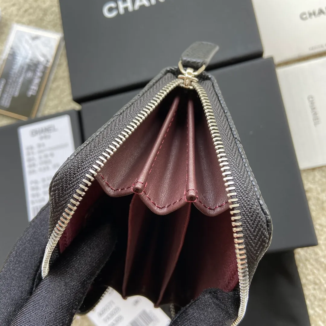 Xiaoxiang imported Italian grained calfskin Item number: A69271 💰: 240 (no pocket on the back) Size: W11×H7.5×2cm Color: black ball grain leather with silver steel mark Usage: small zipper bag