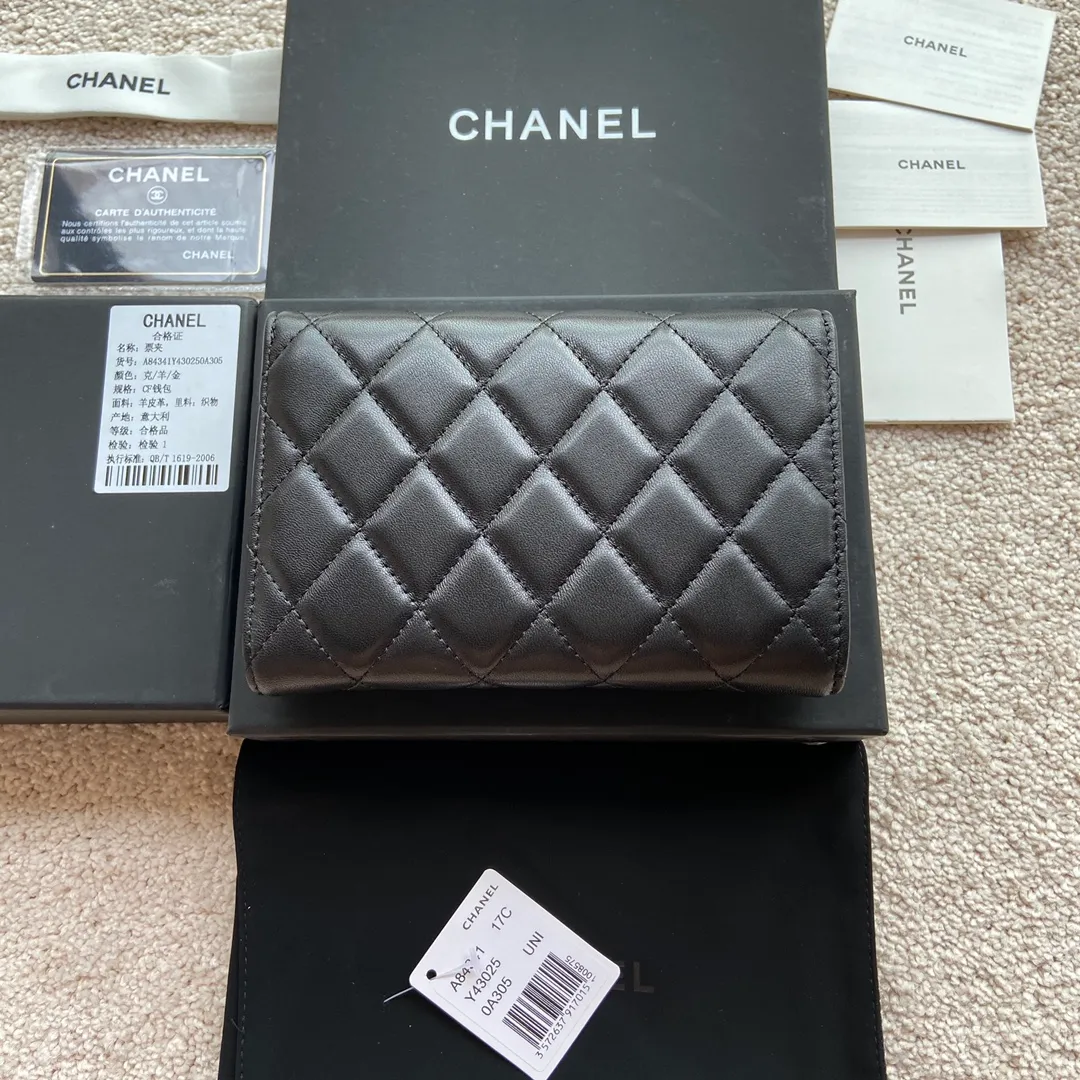 Xiaoxiang imported Italian sheepskin Item number: A84341 Price: 480 Size: w15×h10×d2.5 Color: black sheepskin with silver mark