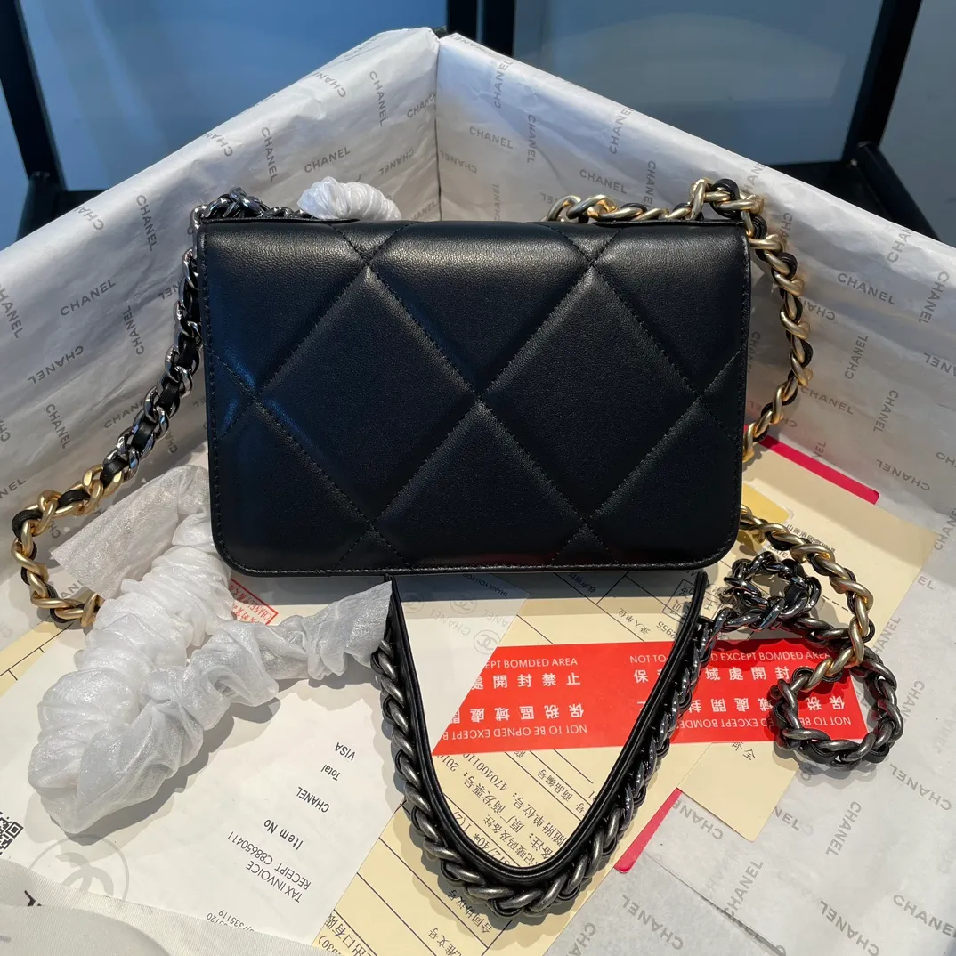 💰980😊 Upgraded version💋🆕 Ohanel new color🆕The latest small satchel bag woc fortune bag. The texture of goatskin is invincible. 😼The 19 series bags that are mainly recommended this season are big diamonds with a strong retro style👝I want to buy them in every color🧸It is also karl and viard Co-created together, the first series launched by the new artistic director will be a key recommendation of the brand from this year to next year, conveying the essence of the brand, super large diamond pattern, leather chain CC buckle, 3 different metals and multiple matching and wearing methods, which is also a key point that distinguishes this handbag from other classic styles. Different wearing methods express different fashion attitudes, play with the whole total look, and carry out fashionable style and style, with a full set of packaging 0957🍃size：19*12.5cm