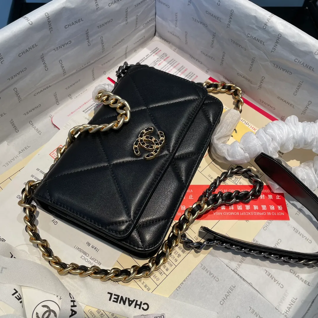💰980😊 Upgraded version💋🆕 Ohanel new color🆕The latest small satchel bag woc fortune bag. The texture of goatskin is invincible. 😼The 19 series bags that are mainly recommended this season are big diamonds with a strong retro style👝I want to buy them in every color🧸It is also karl and viard Co-created together, the first series launched by the new artistic director will be a key recommendation of the brand from this year to next year, conveying the essence of the brand, super large diamond pattern, leather chain CC buckle, 3 different metals and multiple matching and wearing methods, which is also a key point that distinguishes this handbag from other classic styles. Different wearing methods express different fashion attitudes, play with the whole total look, and carry out fashionable style and style, with a full set of packaging 0957🍃size：19*12.5cm