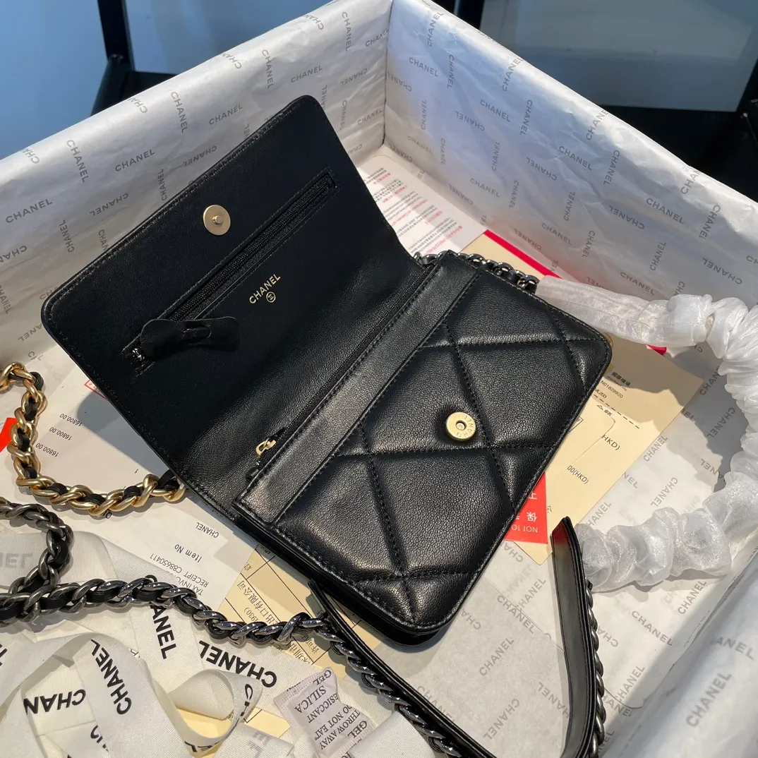 💰980😊 Upgraded version💋🆕 Ohanel new color🆕The latest small satchel bag woc fortune bag. The texture of goatskin is invincible. 😼The 19 series bags that are mainly recommended this season are big diamonds with a strong retro style👝I want to buy them in every color🧸It is also karl and viard Co-created together, the first series launched by the new artistic director will be a key recommendation of the brand from this year to next year, conveying the essence of the brand, super large diamond pattern, leather chain CC buckle, 3 different metals and multiple matching and wearing methods, which is also a key point that distinguishes this handbag from other classic styles. Different wearing methods express different fashion attitudes, play with the whole total look, and carry out fashionable style and style, with a full set of packaging 0957🍃size：19*12.5cm