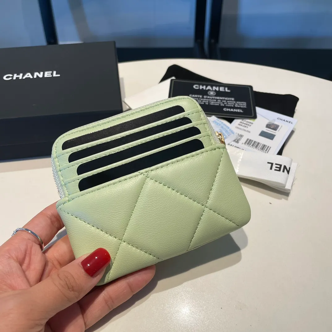 💰440😊Upgraded version💋🆕Ohanel new color🆕The latest zipper card holder coin purse with multiple card slots. The texture of goatskin is unparalleled. 😼The 19 series that is mainly recommended this season is a big rhombus with a strong retro style. Is there anyone who wants to buy every color?🧸 The logo is eye-catching and unique, the goatskin has a faint luster, and the temperament instantly ups and downs❣The fashionable style and style are also co-created by Karl and Viard. The first series launched by the new artistic director will be a key recommendation of the brand from this year to next year, conveying the essence of the brand, with a full set of packaging 2086🍃size: 12*9.5cm