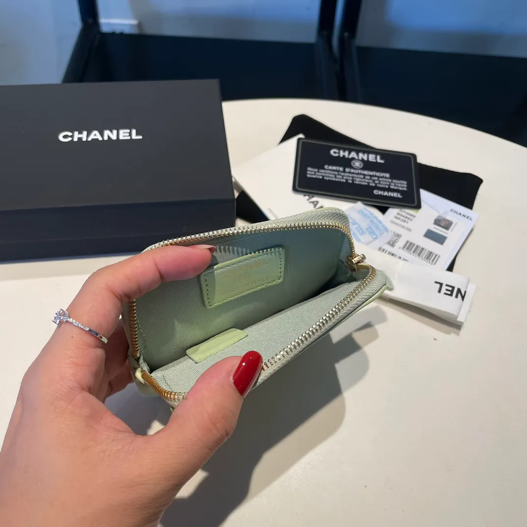 💰440😊Upgraded version💋🆕Ohanel new color🆕The latest zipper card holder coin purse with multiple card slots. The texture of goatskin is unparalleled. 😼The 19 series that is mainly recommended this season is a big rhombus with a strong retro style. Is there anyone who wants to buy every color?🧸 The logo is eye-catching and unique, the goatskin has a faint luster, and the temperament instantly ups and downs❣The fashionable style and style are also co-created by Karl and Viard. The first series launched by the new artistic director will be a key recommendation of the brand from this year to next year, conveying the essence of the brand, with a full set of packaging 2086🍃size: 12*9.5cm