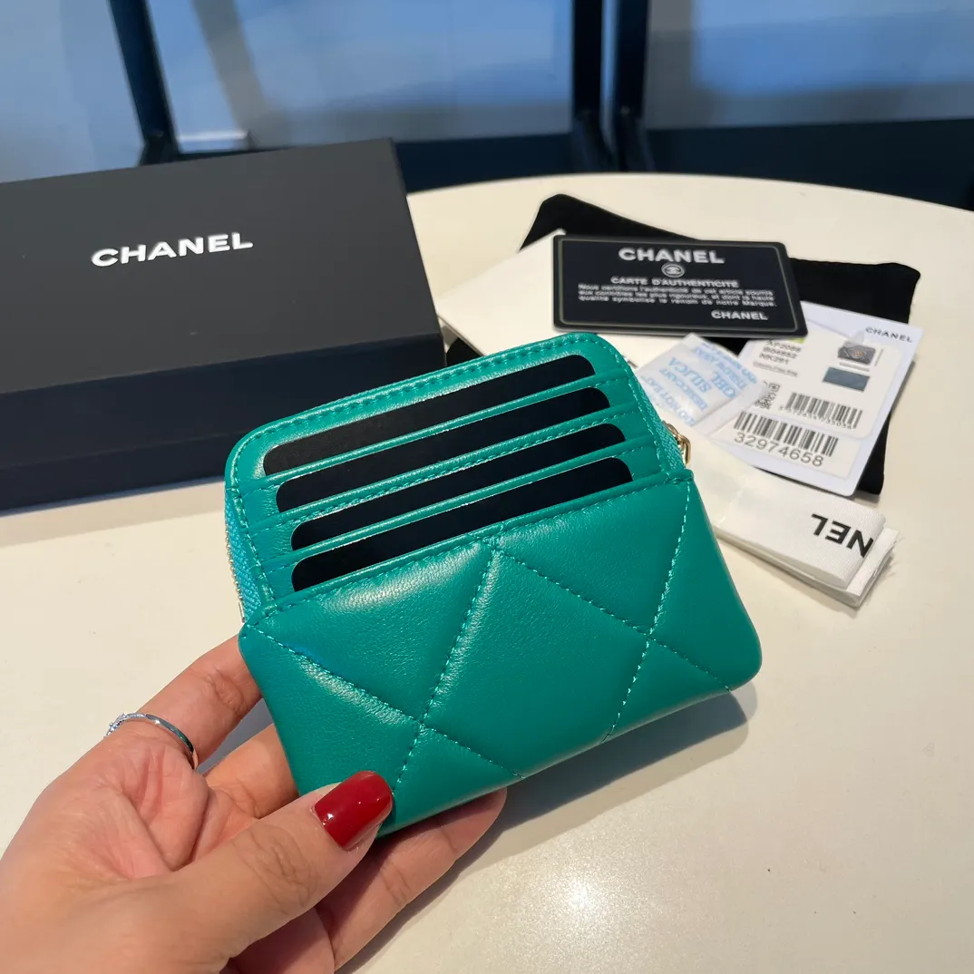 💰440😊Upgraded version💋🆕Ohanel new color🆕The latest zipper card holder coin purse with multiple card slots. The texture of goatskin is unparalleled. 😼The 19 series that is mainly recommended this season is a big rhombus with a strong retro style. Is there anyone who wants to buy every color?🧸 The logo is eye-catching and unique, the goatskin has a faint luster, and the temperament instantly ups and downs❣The fashionable style and style are also co-created by Karl and Viard. The first series launched by the new artistic director will be a key recommendation of the brand from this year to next year, conveying the essence of the brand, with a full set of packaging 2086🍃size: 12*9.5cm
