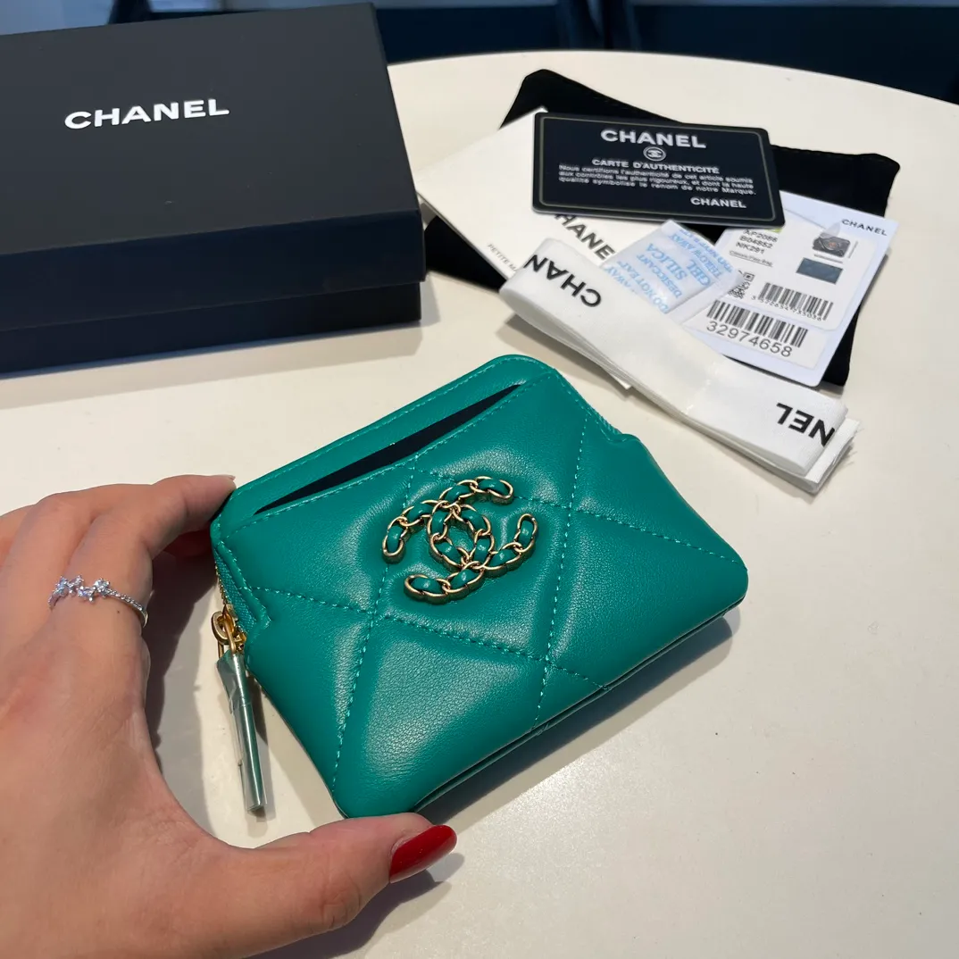 💰440😊Upgraded version💋🆕Ohanel new color🆕The latest zipper card holder coin purse with multiple card slots. The texture of goatskin is unparalleled. 😼The 19 series that is mainly recommended this season is a big rhombus with a strong retro style. Is there anyone who wants to buy every color?🧸 The logo is eye-catching and unique, the goatskin has a faint luster, and the temperament instantly ups and downs❣The fashionable style and style are also co-created by Karl and Viard. The first series launched by the new artistic director will be a key recommendation of the brand from this year to next year, conveying the essence of the brand, with a full set of packaging 2086🍃size: 12*9.5cm