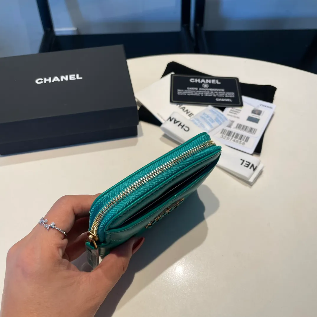 💰440😊Upgraded version💋🆕Ohanel new color🆕The latest zipper card holder coin purse with multiple card slots. The texture of goatskin is unparalleled. 😼The 19 series that is mainly recommended this season is a big rhombus with a strong retro style. Is there anyone who wants to buy every color?🧸 The logo is eye-catching and unique, the goatskin has a faint luster, and the temperament instantly ups and downs❣The fashionable style and style are also co-created by Karl and Viard. The first series launched by the new artistic director will be a key recommendation of the brand from this year to next year, conveying the essence of the brand, with a full set of packaging 2086🍃size: 12*9.5cm
