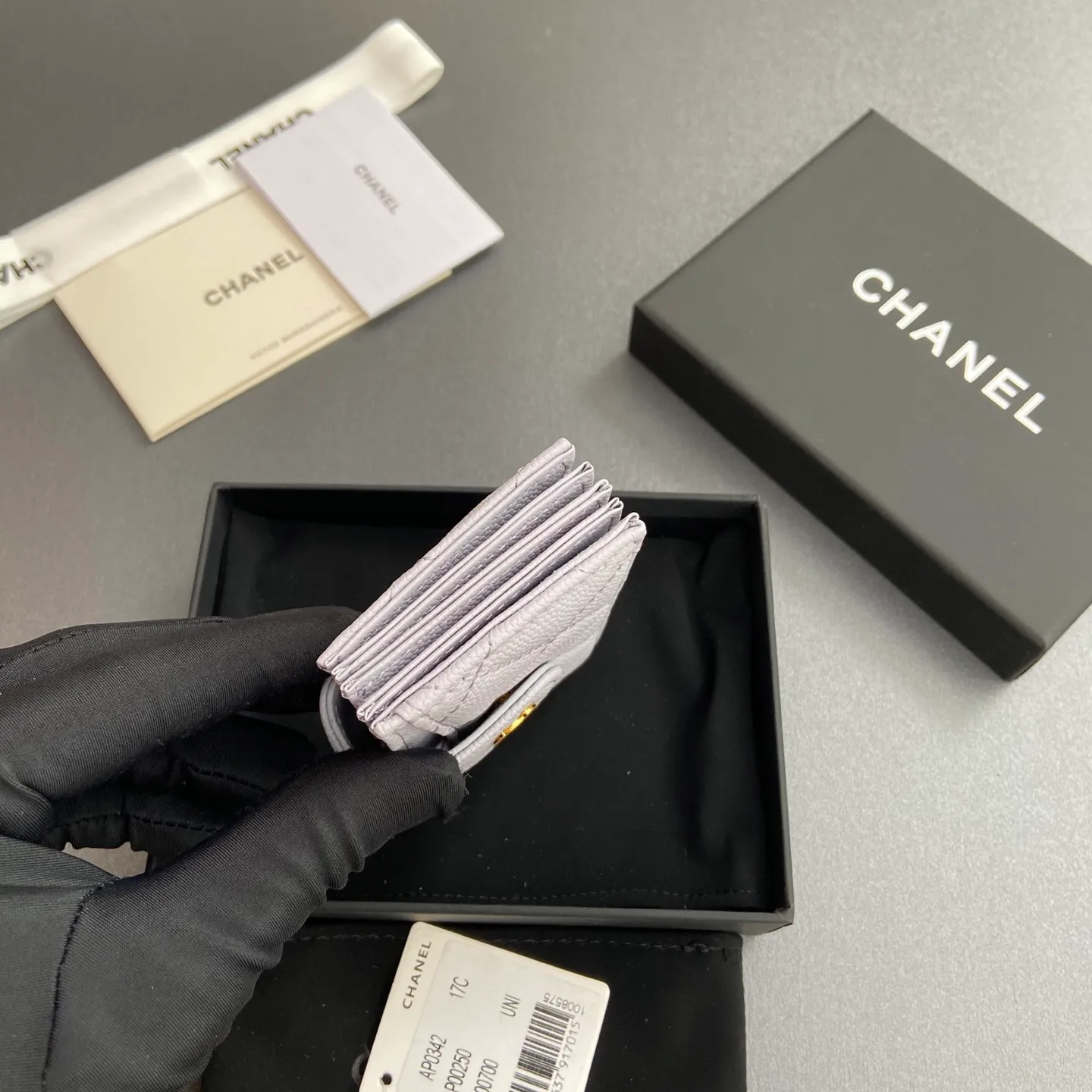 [Special grade hardware original leather] ¥400 Small fragrant organ multi-card slot card holder series with iconic metal logo Gold-toned metal hardware, exclusive Italian imported leather 6 card slots No.: 0342 Light purple fine ball pattern gold steel mark Size: w10×h6×2cm