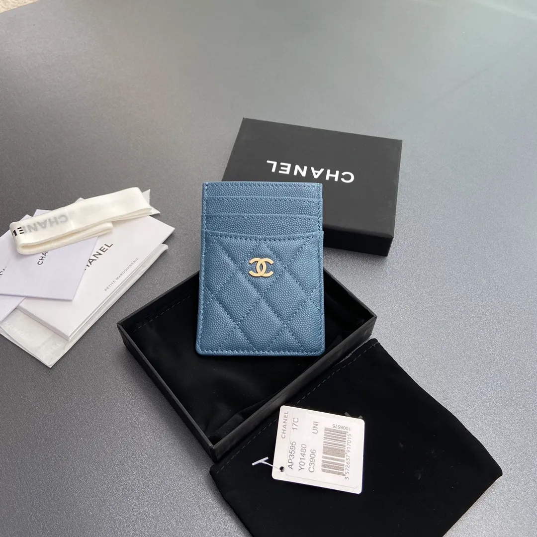 [Special grade hardware original leather] ¥260 Xiaoxiang card holder series Quilted card holder with iconic metal logo Gold tone metal hardware, exclusive Italian imported leather 5 card slots No.: 3595 Haze blue Size: w8×11.5cm