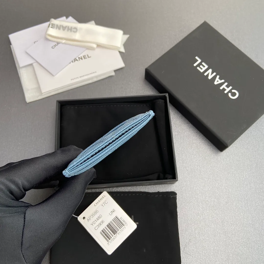 [Special grade hardware original leather] ¥260 Xiaoxiang card holder series Quilted card holder with iconic metal logo Gold tone metal hardware, exclusive Italian imported leather 5 card slots No.: 3595 Haze blue Size: w8×11.5cm