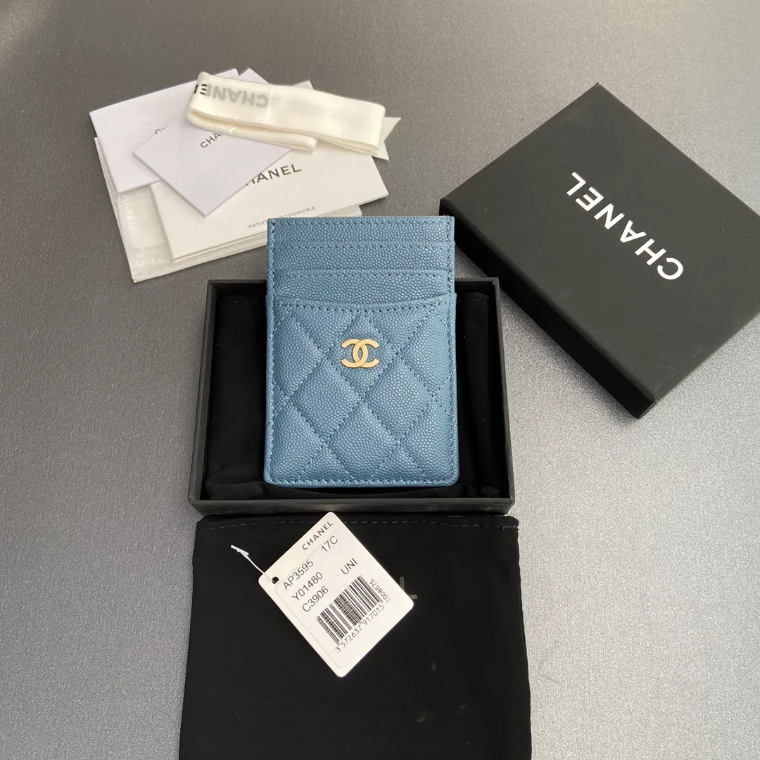 [Special grade hardware original leather] ¥260 Xiaoxiang card holder series Quilted card holder with iconic metal logo Gold tone metal hardware, exclusive Italian imported leather 5 card slots No.: 3595 Haze blue Size: w8×11.5cm