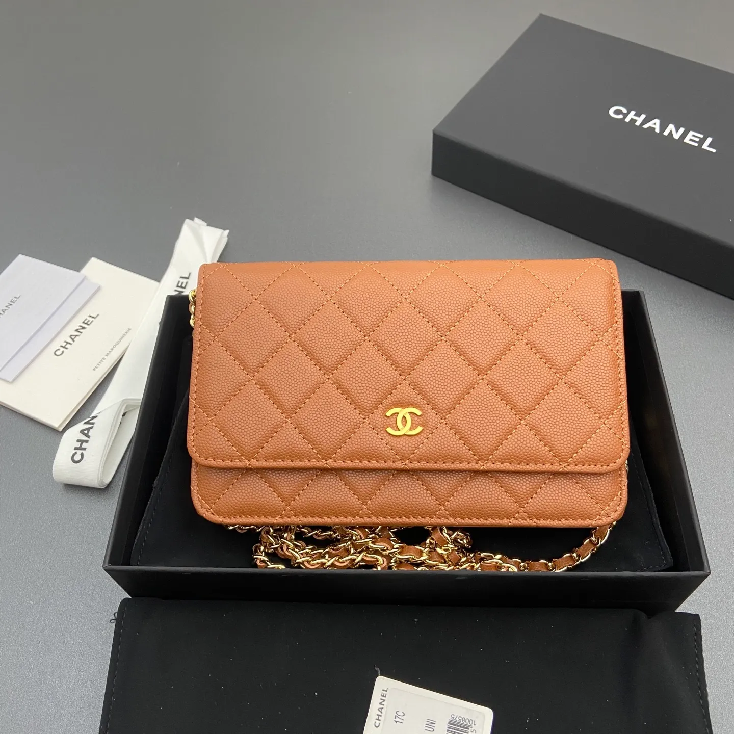 Xiaoxiang imported Italian caviar cowhide Item number: A0250 Price: 640 Size: w20×h13×d3.5cm Color: Caramel fine ball pattern golden steel mark