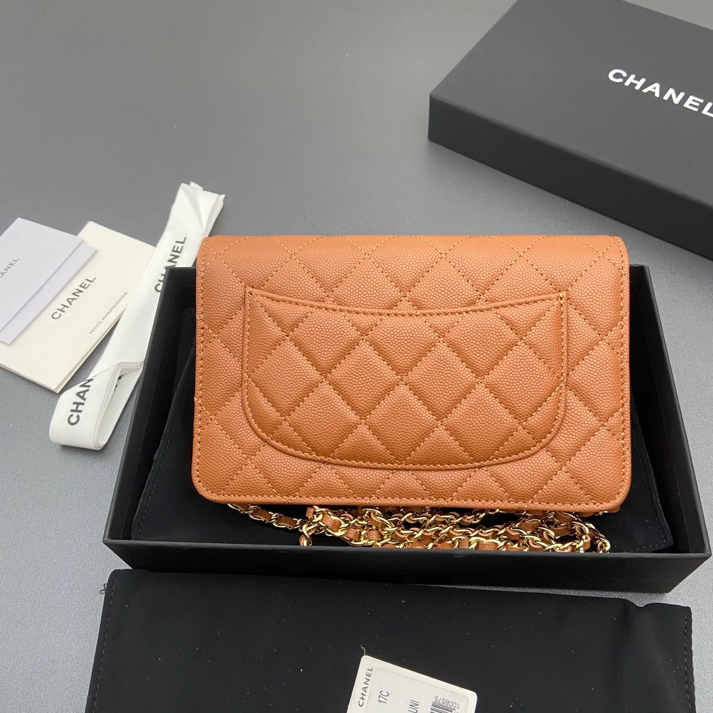Xiaoxiang imported Italian caviar cowhide Item number: A0250 Price: 640 Size: w20×h13×d3.5cm Color: Caramel fine ball pattern golden steel mark