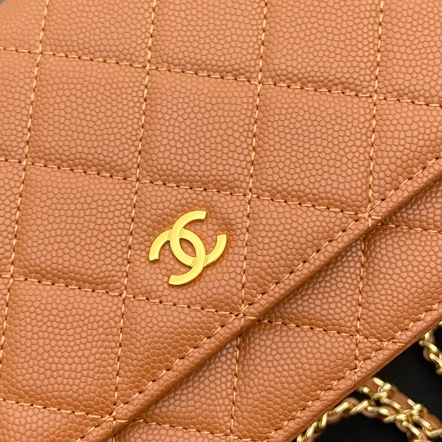 Xiaoxiang imported Italian caviar cowhide Item number: A0250 Price: 640 Size: w20×h13×d3.5cm Color: Caramel fine ball pattern golden steel mark