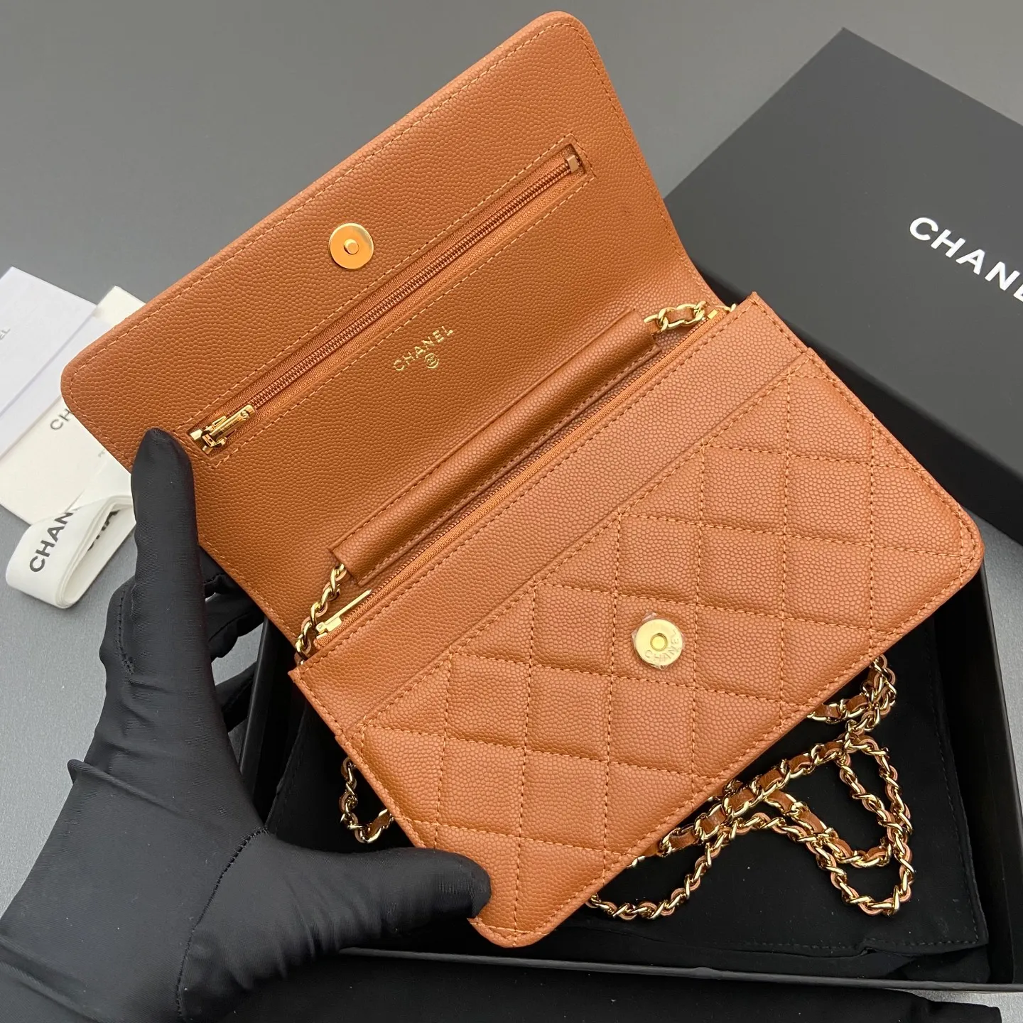 Xiaoxiang imported Italian caviar cowhide Item number: A0250 Price: 640 Size: w20×h13×d3.5cm Color: Caramel fine ball pattern golden steel mark
