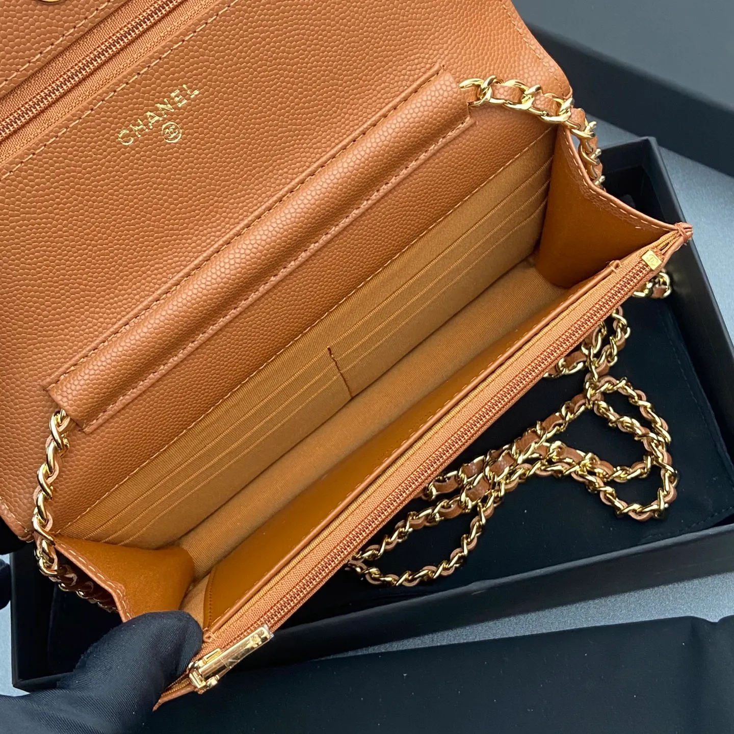 Xiaoxiang imported Italian caviar cowhide Item number: A0250 Price: 640 Size: w20×h13×d3.5cm Color: Caramel fine ball pattern golden steel mark