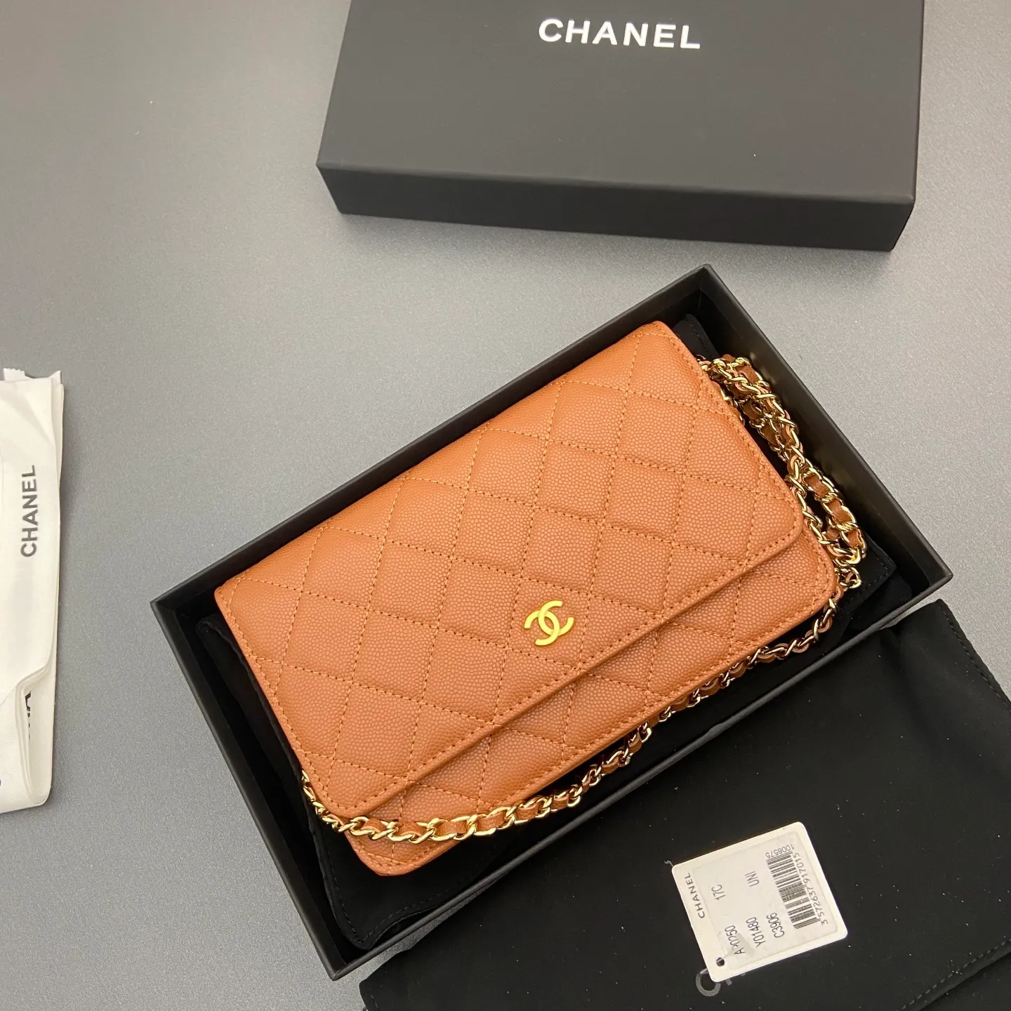 Xiaoxiang imported Italian caviar cowhide Item number: A0250 Price: 640 Size: w20×h13×d3.5cm Color: Caramel fine ball pattern golden steel mark