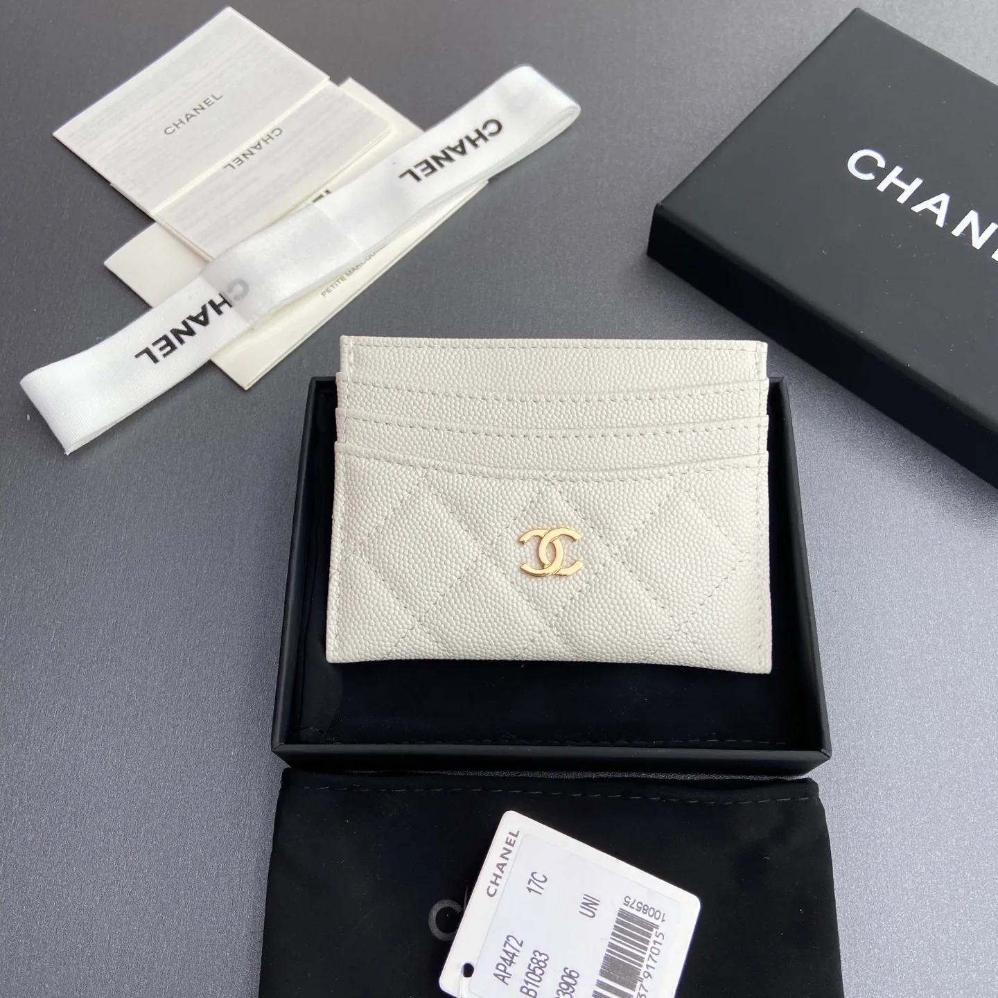 Xiaoxiang imported Italian leather Item number: A 4472 Price: 240 Size: w11×h10cm Color: White fine ball golden steel mark