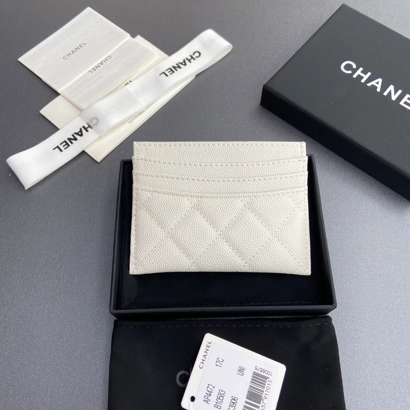 Xiaoxiang imported Italian leather Item number: A 4472 Price: 240 Size: w11×h10cm Color: White fine ball golden steel mark
