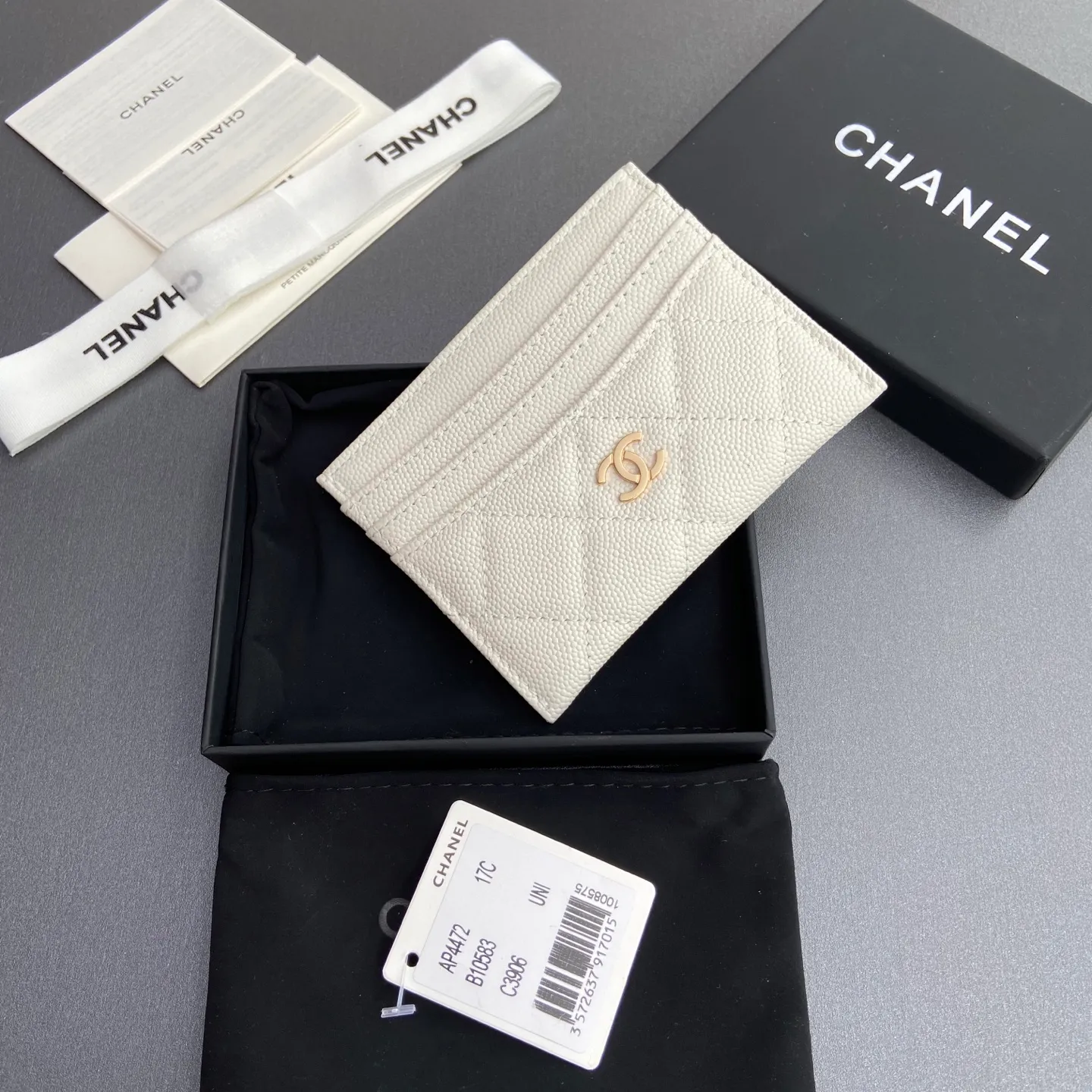 Xiaoxiang imported Italian leather Item number: A 4472 Price: 240 Size: w11×h10cm Color: White fine ball golden steel mark