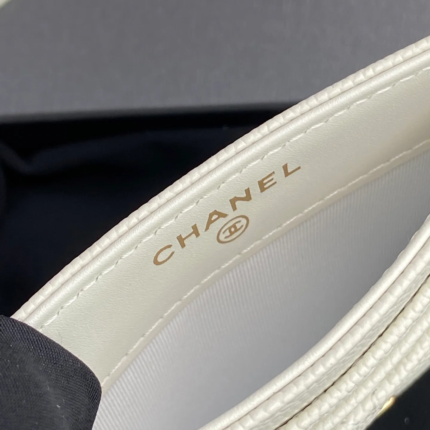Xiaoxiang imported Italian leather Item number: A 4472 Price: 240 Size: w11×h10cm Color: White fine ball golden steel mark