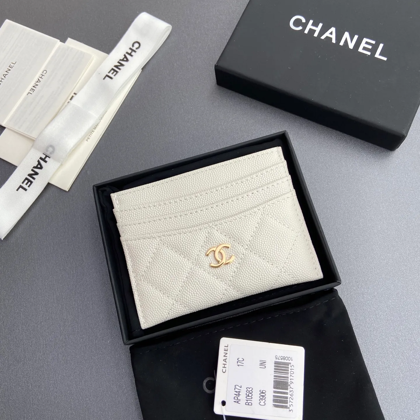 Xiaoxiang imported Italian leather Item number: A 4472 Price: 240 Size: w11×h10cm Color: White fine ball golden steel mark